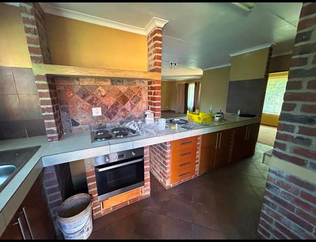 6 BEDROOM HOUSE FOR SALE IN THE REEDS